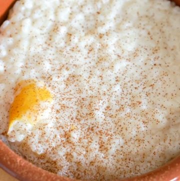 Spanish rice pudding in a clay bowl.. Spanish arroz con leche recipe.