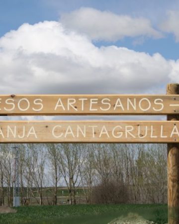 Granja Cantagrullas sign