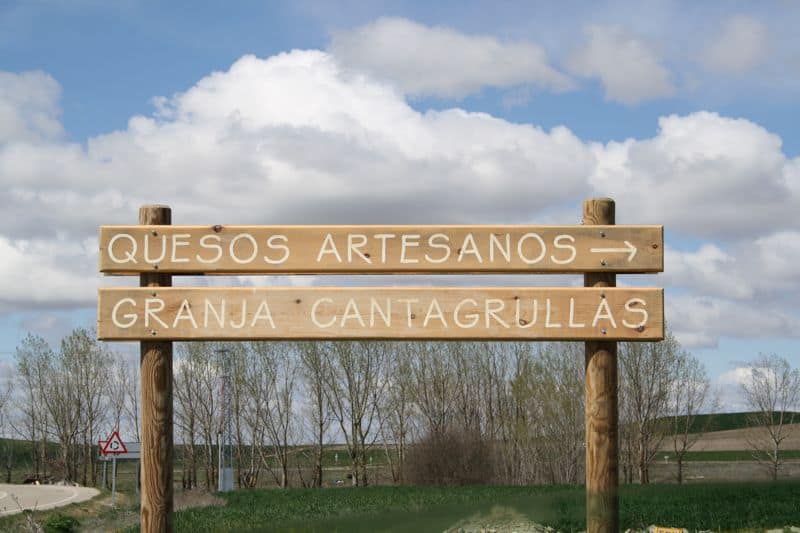 Granja Cantagrullas sign