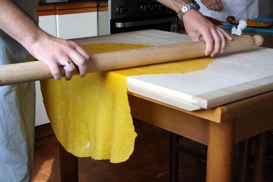 Rolling dough in Rome cooking class