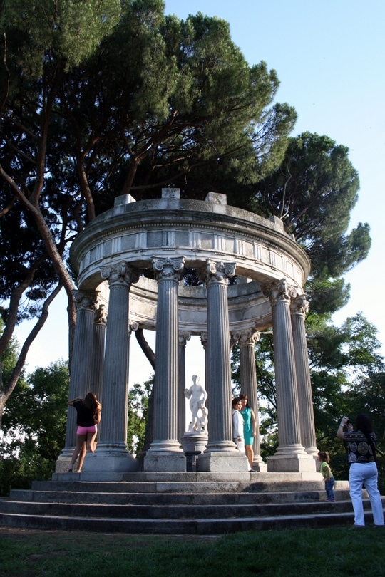 Capricho park statues