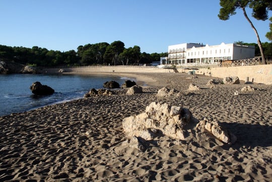 hostal empuries beach