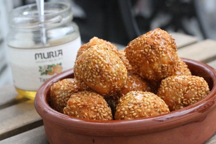 Homemade cheese puffs with sesame seeds and honey. Get the recipe!