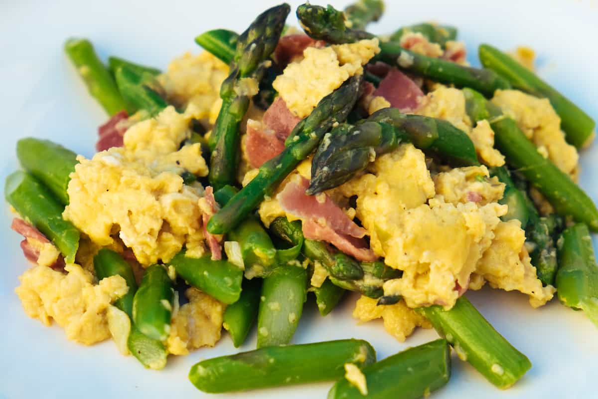 Scrambled eggs with asparagus and ham