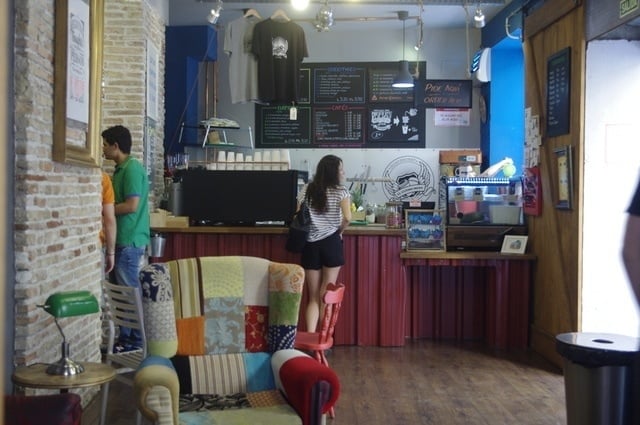 With fresh smoothies and juices, El Ultimo Mono is another of our favorite coffee shops with free internet in Malaga