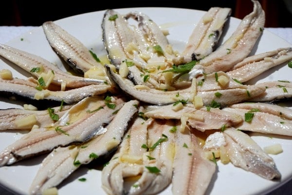 These are boquerones en vinagre, one of the simplest and most loved typical tapas in Malaga and Andalusia! 
