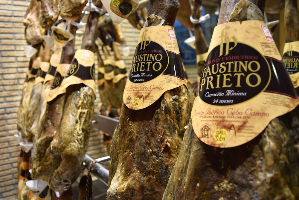 Spain's small villages are full of foodie delights! In the western province of Extremadura, Guijelo is a jamón-lover's paradise.