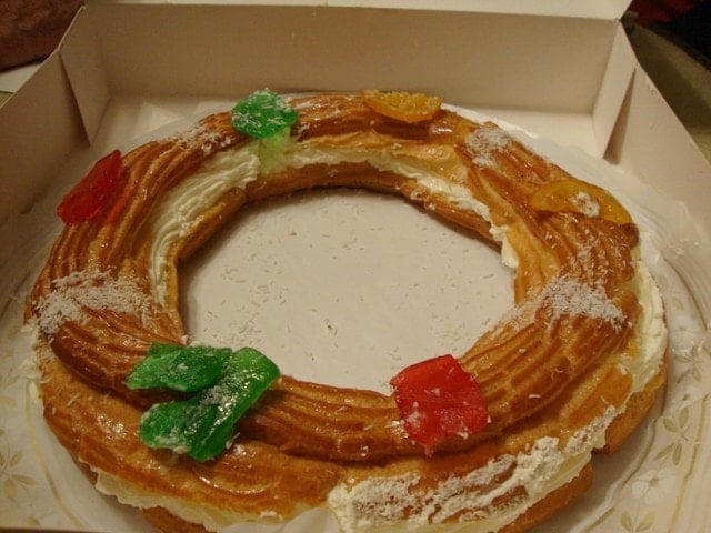 Roscón de Reyes filled with vanilla cream. One of the typical holiday sweets in Malaga that we enjoy eating during the festive season.