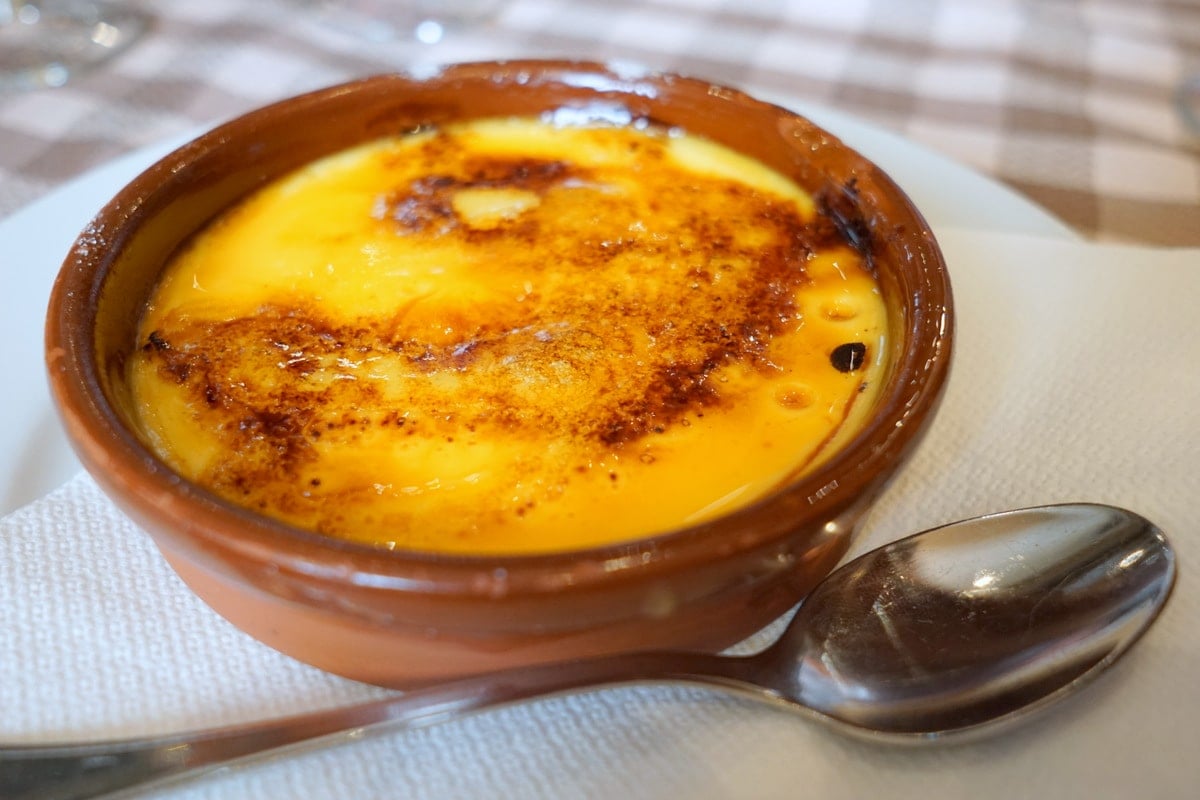 Postre de crema al estilo brulee en un plato pequeño de arcilla.