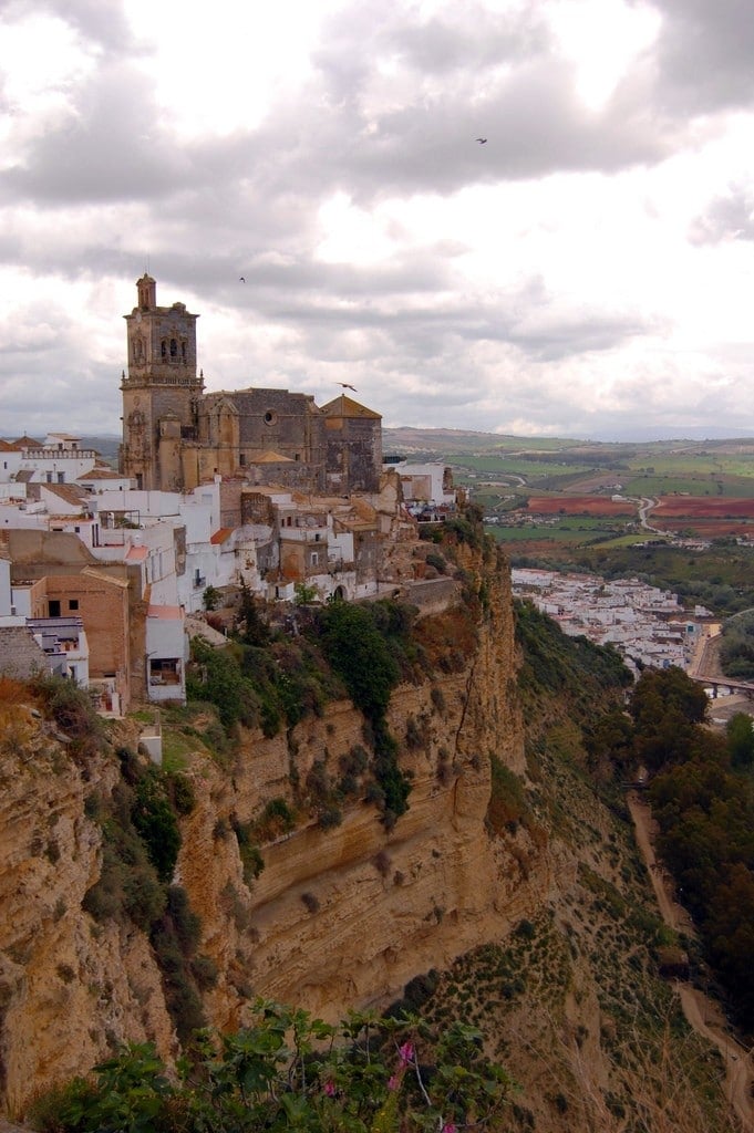 Arcos de la Frontera is the starting point for the Pueblos Blancos Route, one of the most magical mountain escapes in Spain!