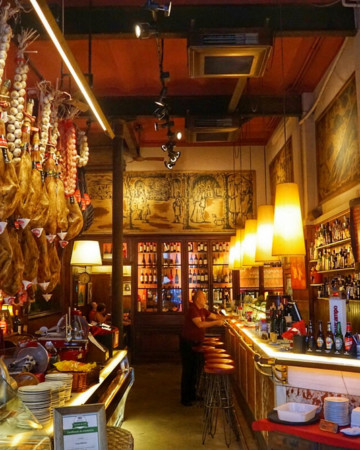 The best tapas bars in Barcelona and more in this guide to eating in Barcelona!