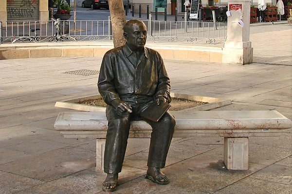 Meeting Picasso's statue is one of the fun things to do in Malaga for cruisers!