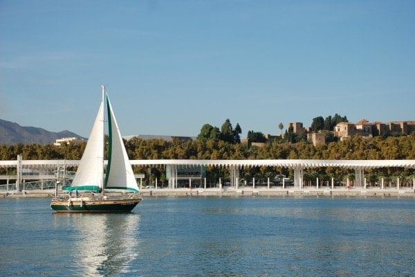 Not sure where to eat near the Malaga cruise port? The port itself is a great location with stunning views of the water and monuments!