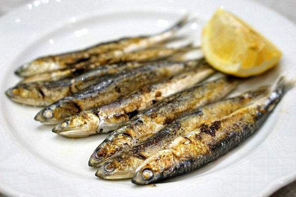 Want to know where to eat near the Malaga cruise port? Go to the beach for this tasty fried fish with lemon!