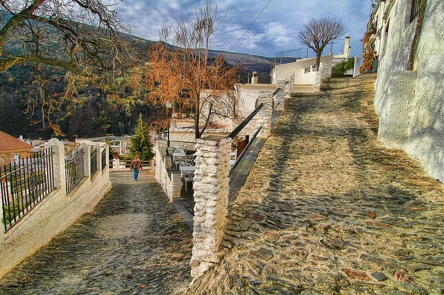 Pampaneira village was made following the shape of the mountain, so it is full of slopes and terraces with awesome views of the Poqueira Valley. This beautiful village in Las Alpujarras is one of our favorite day trips from Granada.
