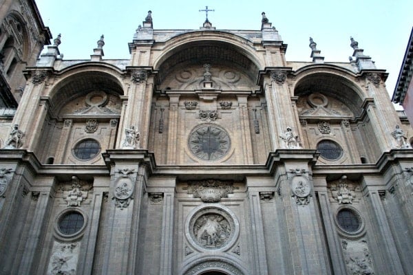 Arriving in Granada by bus is simple and easy. From there, take the metro or a city bus to the center and get off at the Catedral stop. 