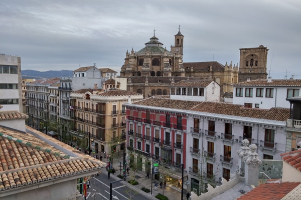 It comes as no surprise that a five-star luxury hotel is also home to one of the best rooftop bars in Granada.