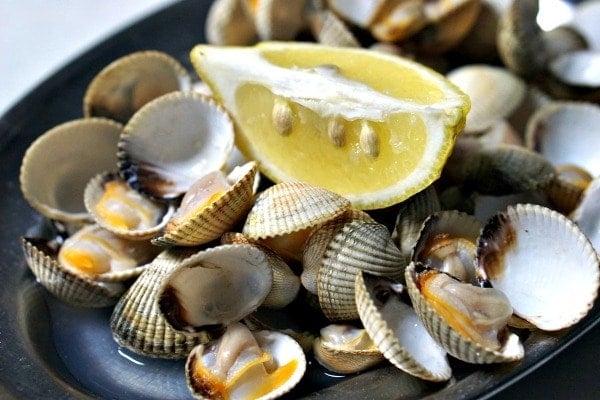 Cockles cooked to perfection. This simple Galician recipe is a hit at tapas bars in Santiago and a feature of the Festa do Marisco de O Grove, one of the top gastronomy festivals in Galicia.