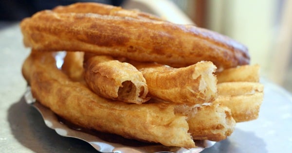 Looking for the best spots to eat churros in Granada? Look no further! Get ready to enjoy the crisp, fried dough and thick, chocolatey goodness at these five spots in Granada!