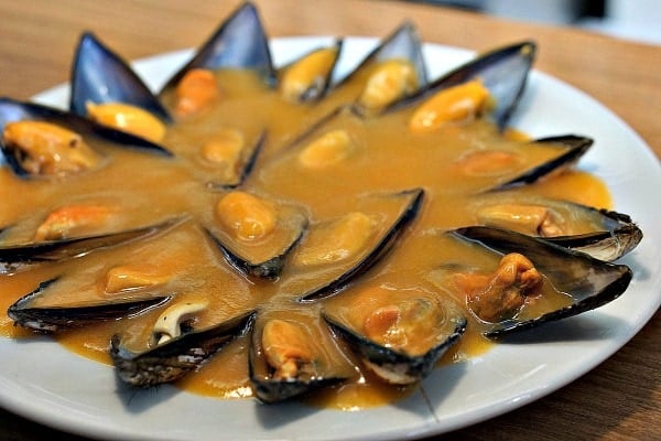 Mussels in garlic sauce are a Galician delicacy. Sample some of the best flavors in Santiago on one of our favorite terraces in Santiago.