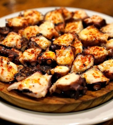 Boiled octopus, topped with paprika: One of the tastiest vegetarian tapas in Santiago!