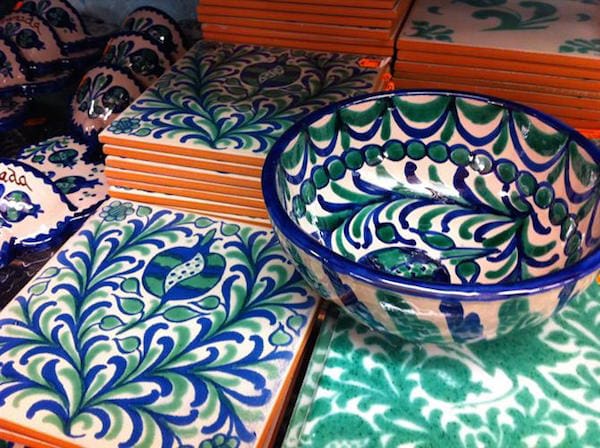 Blue, green and white fajalauza ceramics are a very versatile souvenir in Granada. You can use them in the kitchen or to decorate your home. 