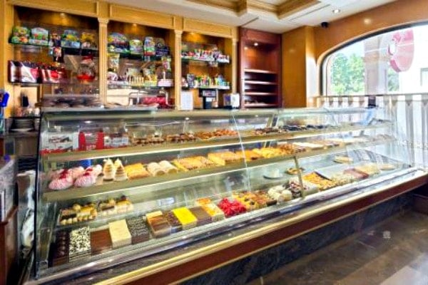 One of the best pastry shops in Granada, Pastelería Flamboyant is especially known for its beautifully decorated cakes.