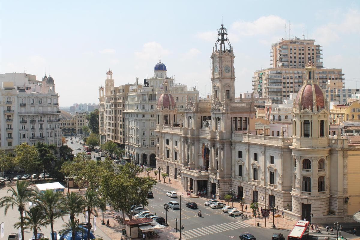 Many of the rooftop bars in Valencia boast impressive views, but this incredible view of the central buildings over the Town Hall is incomparable