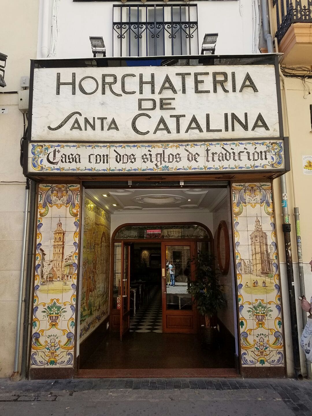 With a welcoming interior, delicious churros and a selection of chocolates to choose from, Horchatería Santa Catalina has to be involved in any conversation regarding churros in Valencia!