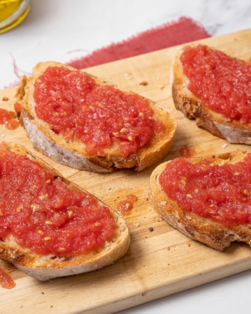 Pan con tomate on a wooden board