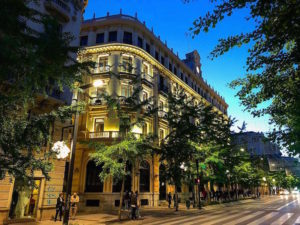 One of the best family-friendly hotels in Granada is Suites Gran Vía 44, a beautiful building with full family apartments on Granada's main avenue.