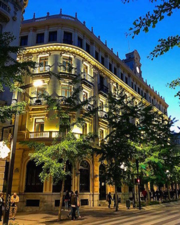 One of the best family-friendly hotels in Granada is Suites Gran Vía 44, a beautiful building with full family apartments on Granada's main avenue.