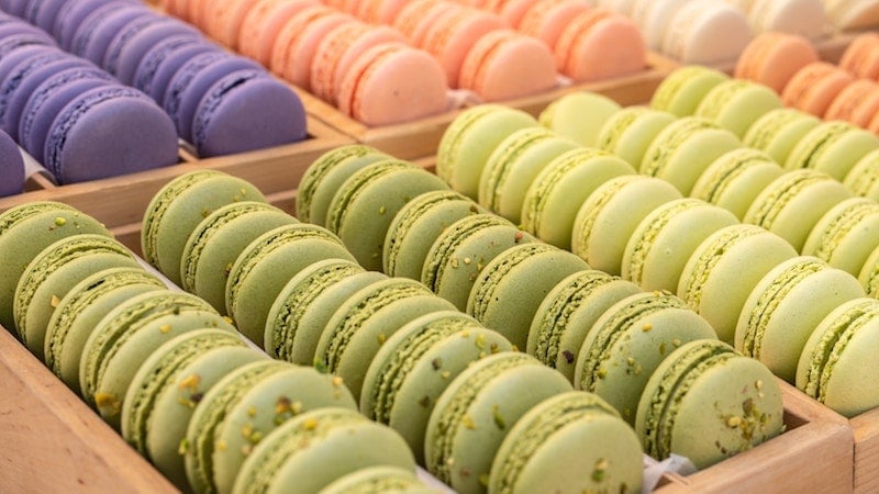 حلوى الماكرون من الحلويات الشهيرة في مدينة باريس، فرنسا