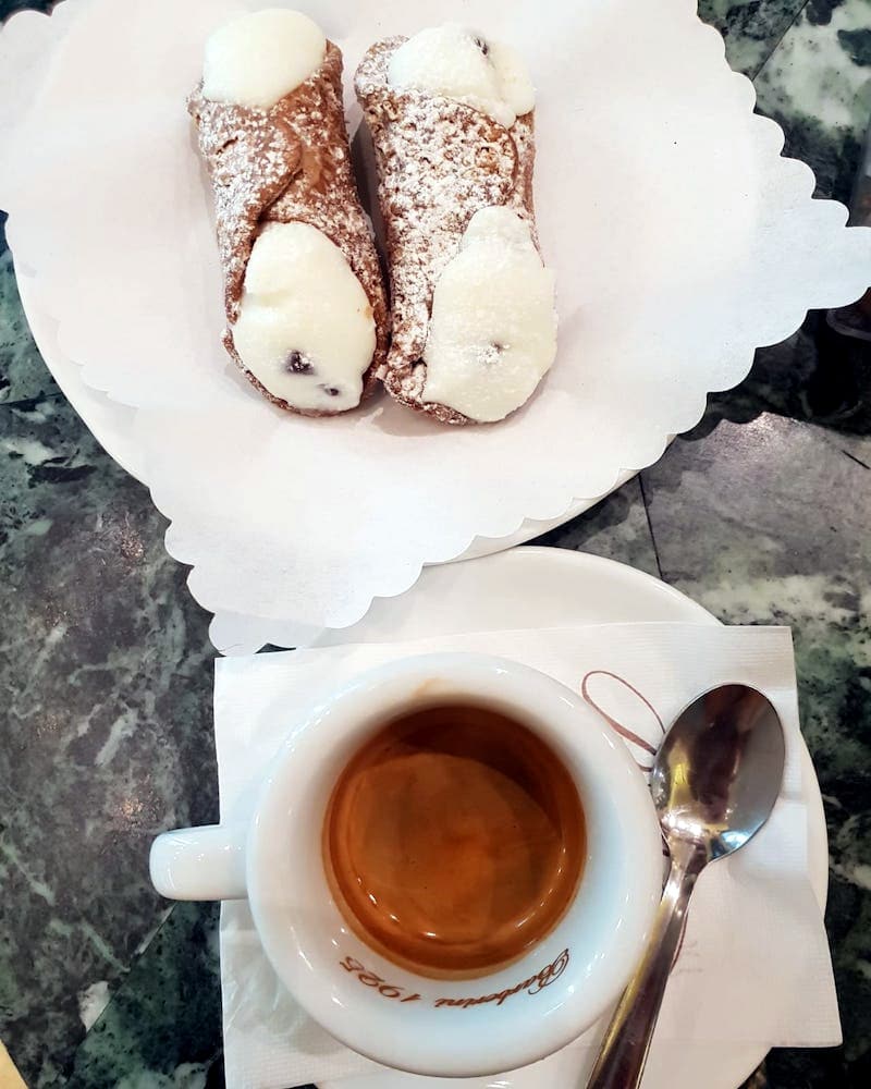 What to Eat in Rome - Cannoli