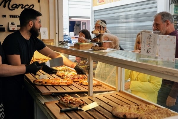 Los mejores tours gastronómicos de Roma le ayudarán a conocer a las personas que están detrás de la comida, como su vendedor de pizzas local.