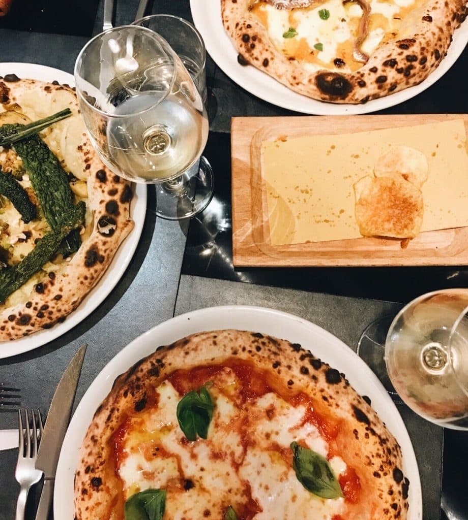 Uma das melhores comidas em Roma envolve pizza! 