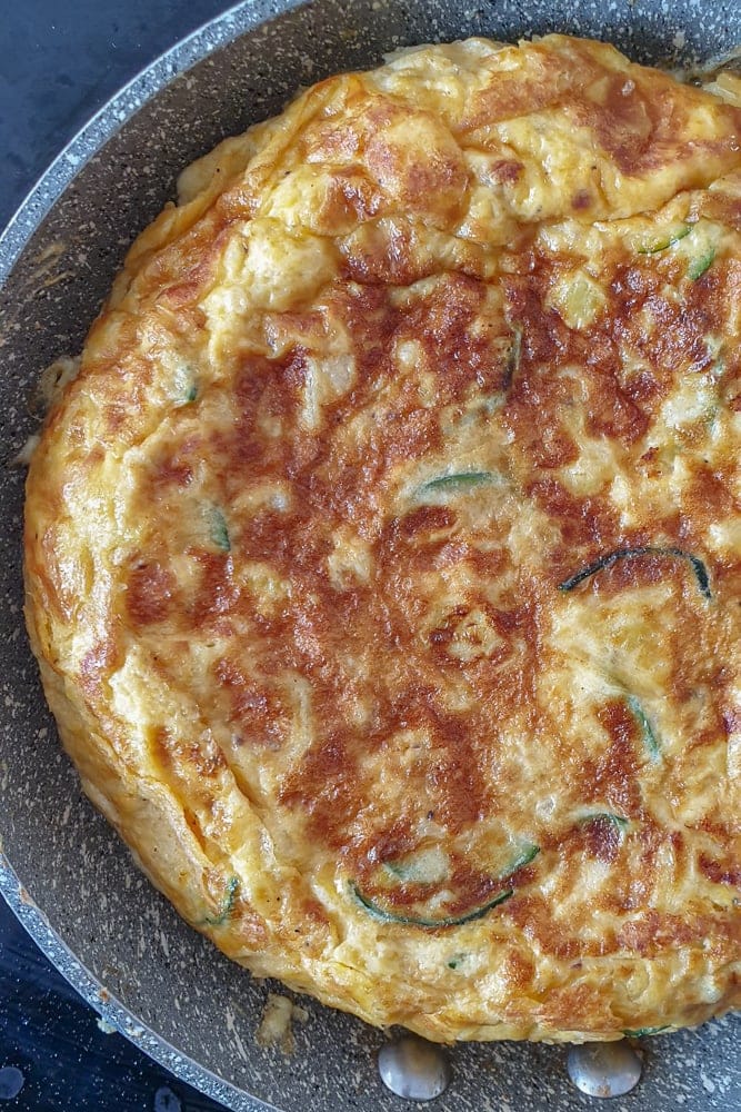 Spanish tortilla with zucchini, leeks and cheese