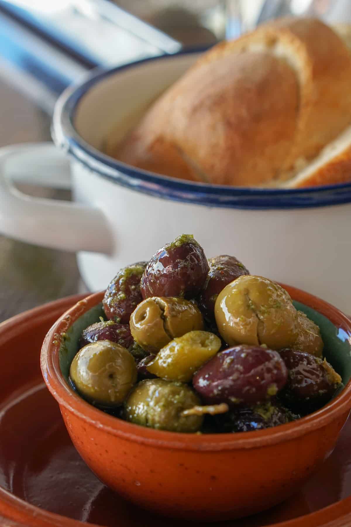 Mallorcan olives in a clay bowl.