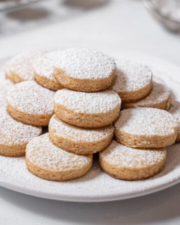 plate of polvorones dusted with powdered sugar.