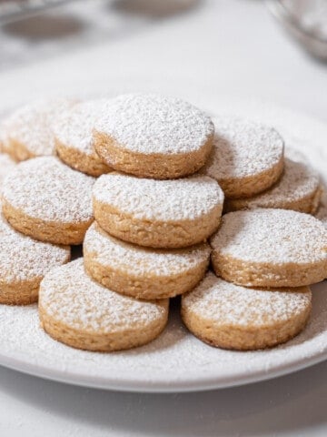plate of polvorones dusted with powdered sugar.