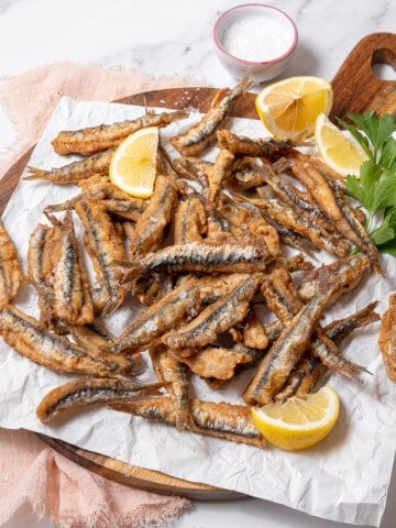 fried anchovies with lemon slices and salt.