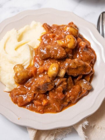 plate of fricandó with mashed potatoes.