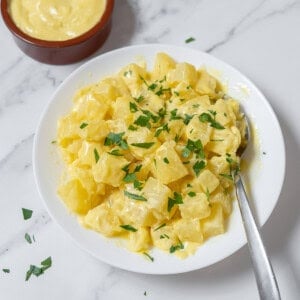 bowl of patatas alioli.