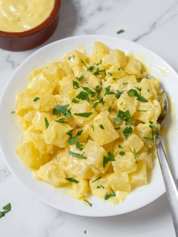 bowl of patatas alioli.