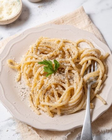 plate of cacio e pepe with a fork.