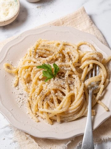 plate of cacio e pepe with a fork.