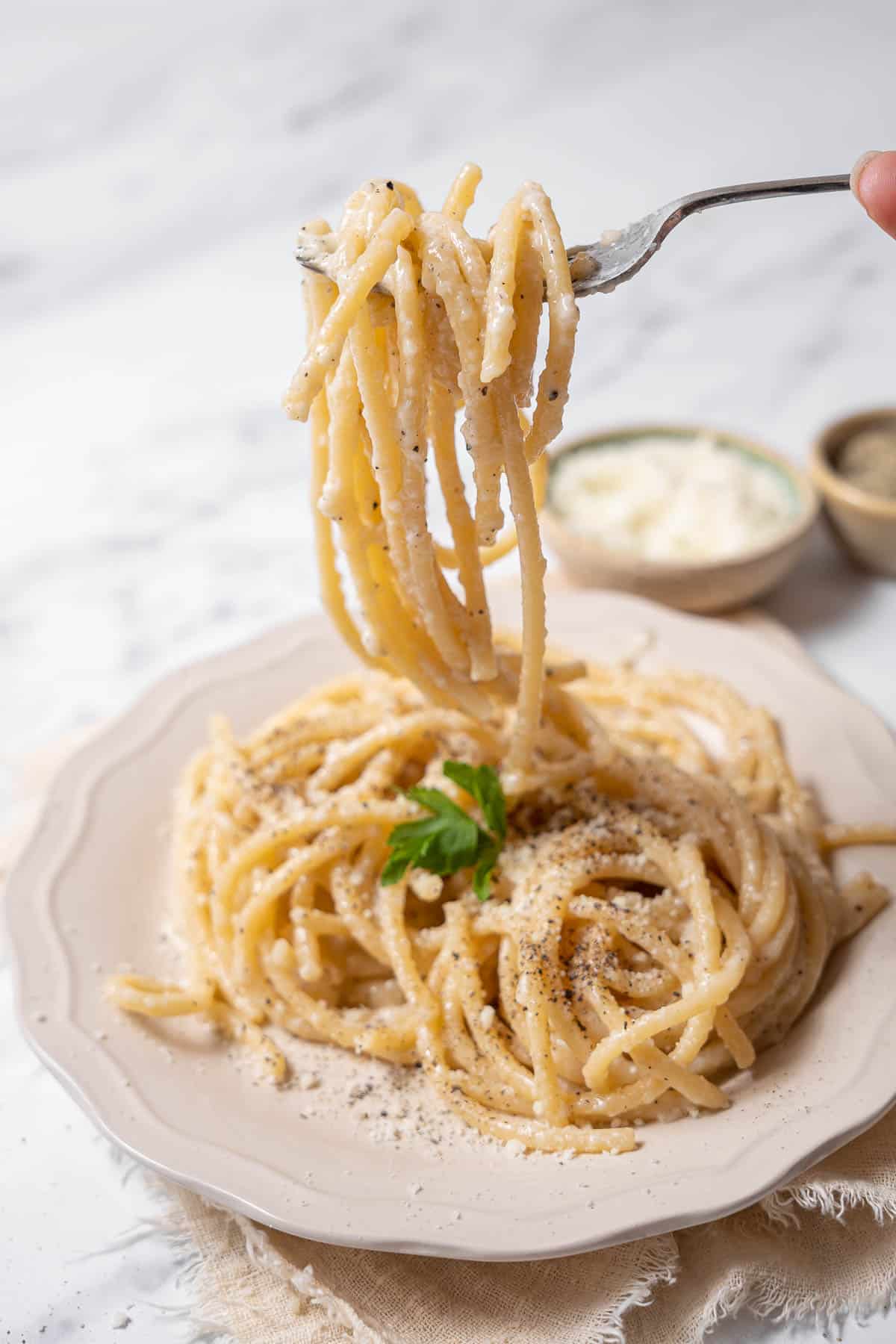 holding a forkful of cacio e pepe.