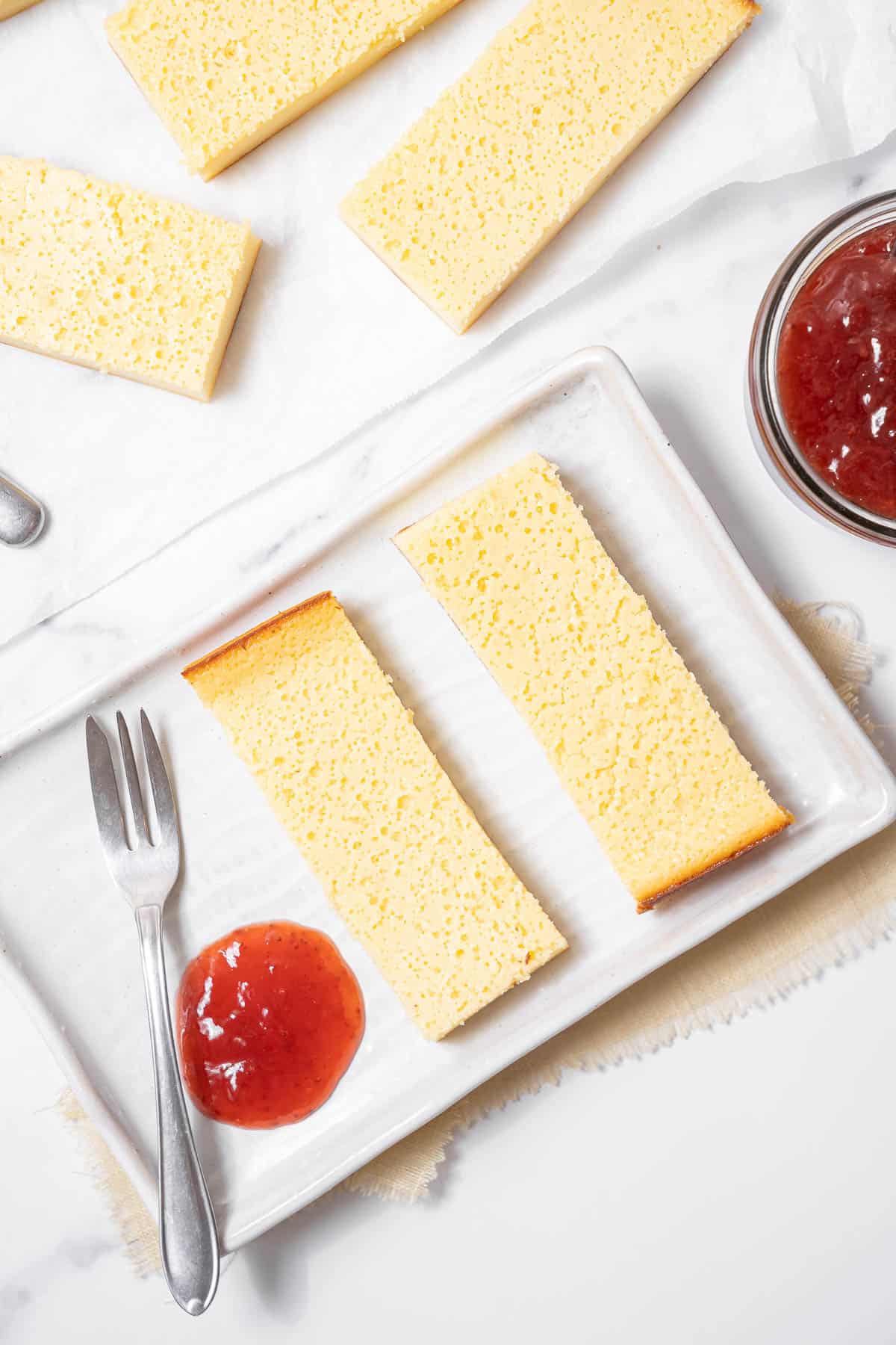 slices of quesada pasiega with jam.