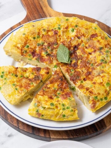 sliced tortilla with ham and peas.