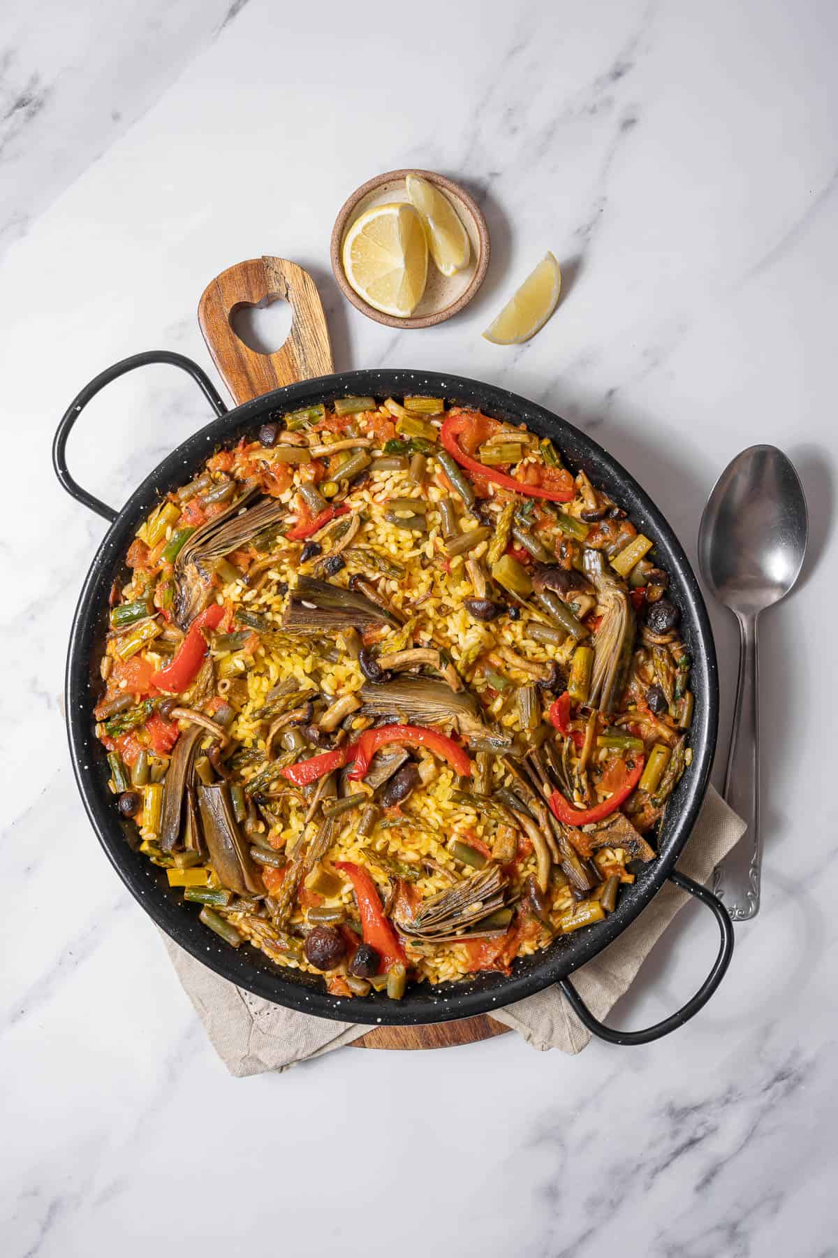 Murcia style paella with lemon slices.